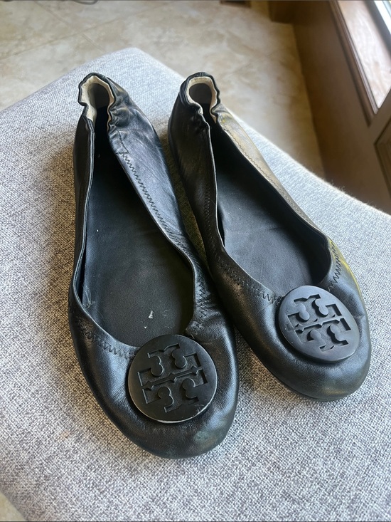 Tory Burch Shoes - Tory Burch Black Leather Logo Round-Toe Ballet Flats